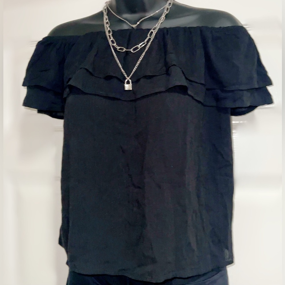 Women’s black ruffled off shoulder short sleeve top.  Size M.  NWT